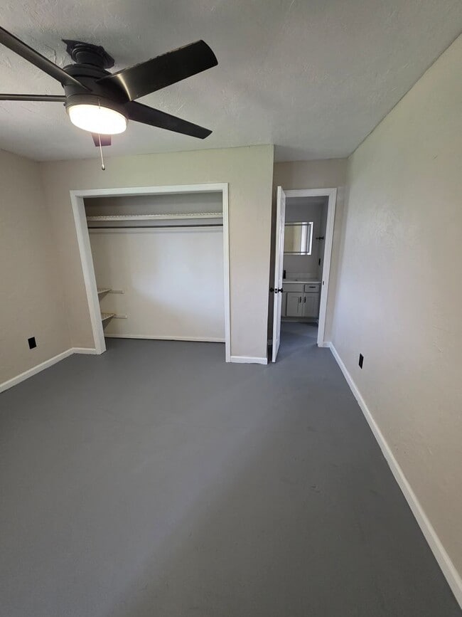 Building Photo - Large 3 bedroom in Bethany