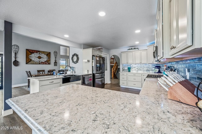 Building Photo - 1207 N Arrowhead Dr