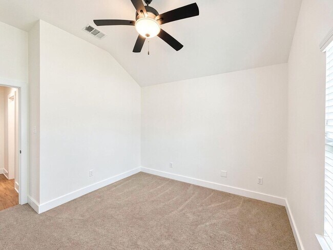 Building Photo - Modern 3 Bed / 2 Bath Home with Central Air & Updated Appliances in West Temple