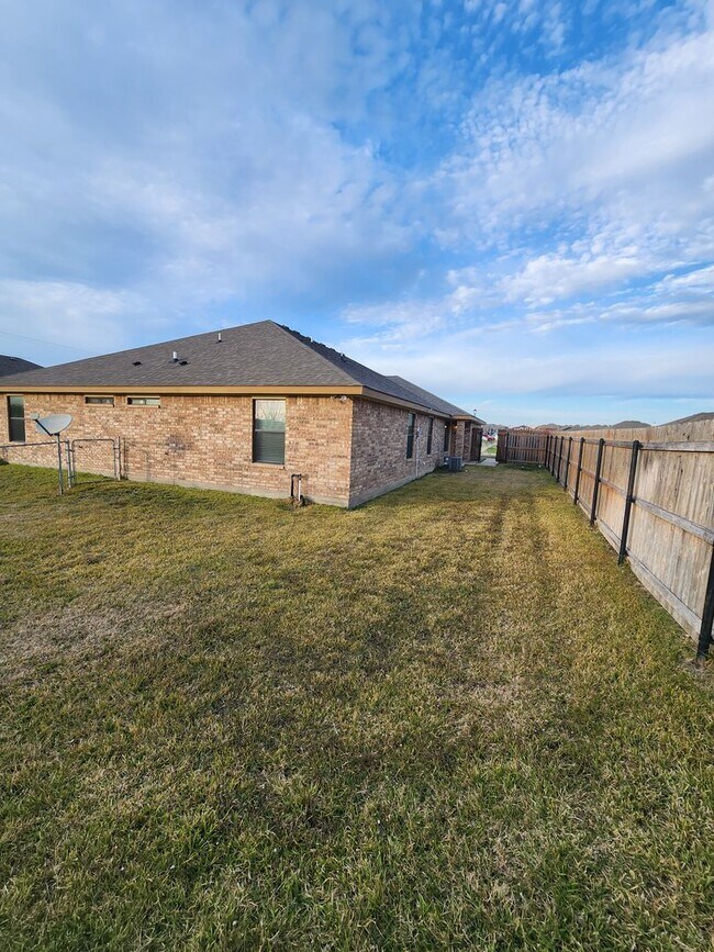 Building Photo - Beautiful 3 bed/2 bath Duplex off of Bunny...