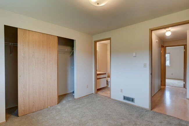 Building Photo - 2-Bedroom 1st Floor Park Place Condo - Wat...