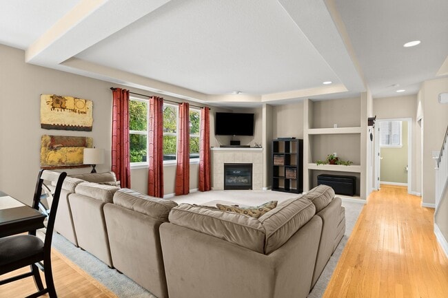 Building Photo - Beautifully Maintained 5 Bedroom Home In H...