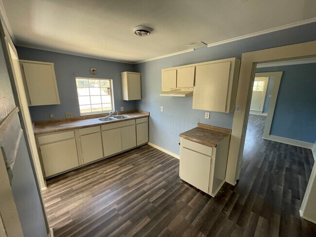 Building Photo - Huge Remodeled 3 Bed, 1 Bath Home