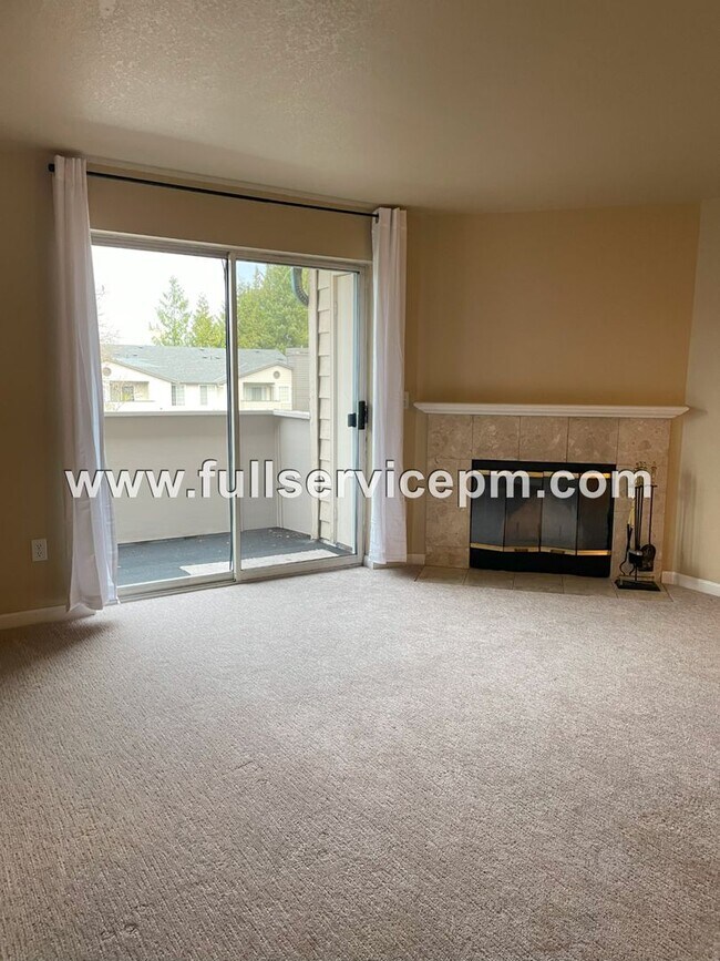 Building Photo - Great Find!!Spacious, condo w/ master