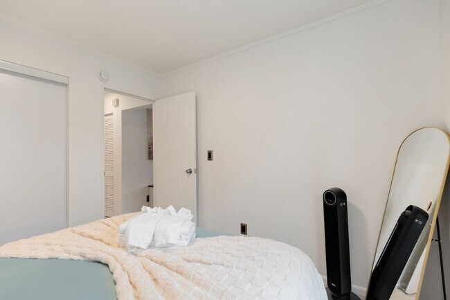 Building Photo - 5924 18th Ave SW