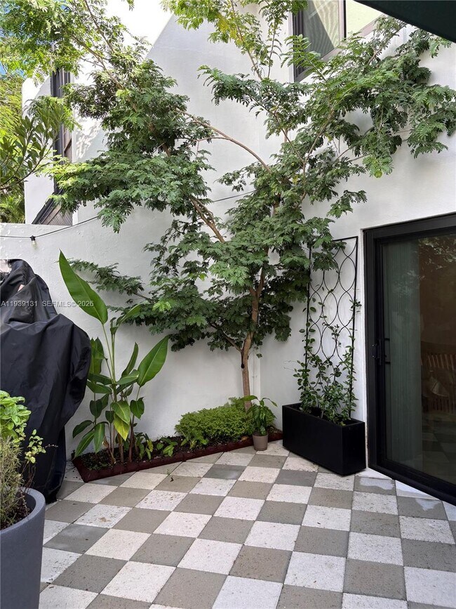 Building Photo - 5555 Ludlam Rd