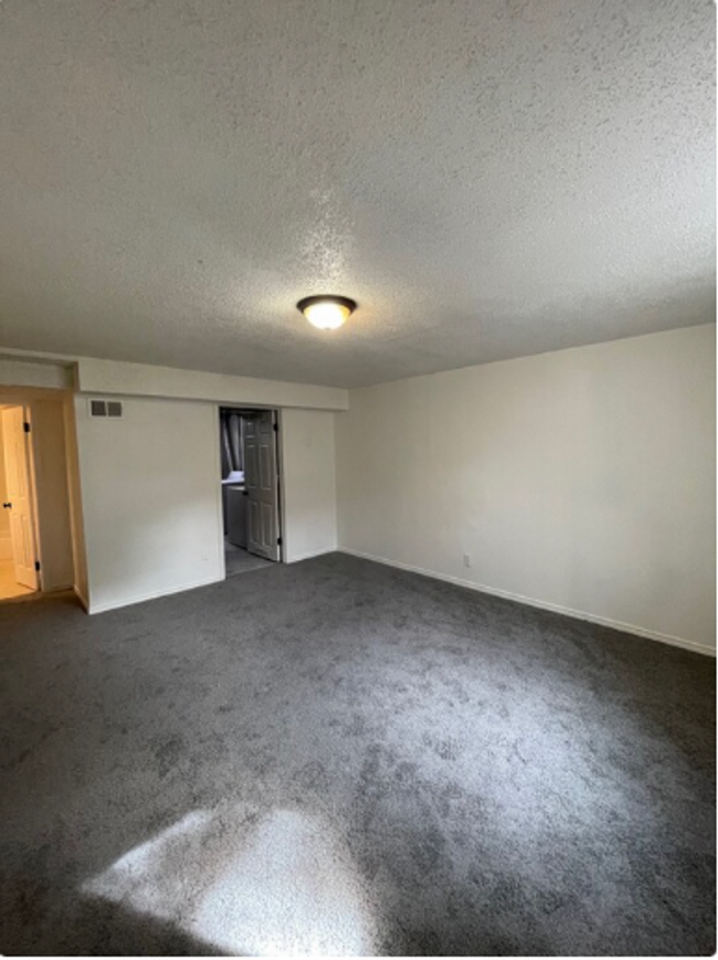Building Photo - Triplex townhome blocks away from Anshutz ...