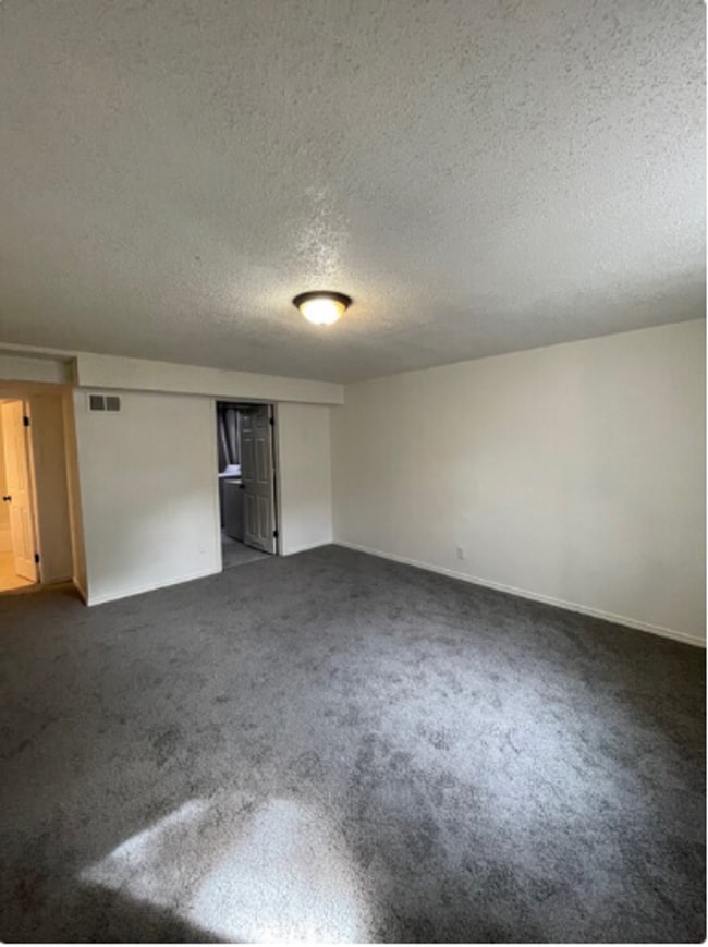 Building Photo - Triplex townhome blocks away from Anshutz Hospital