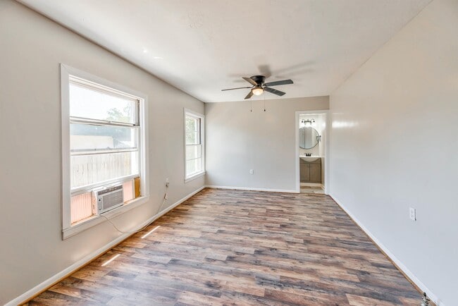 Building Photo - 104 N Pecan St