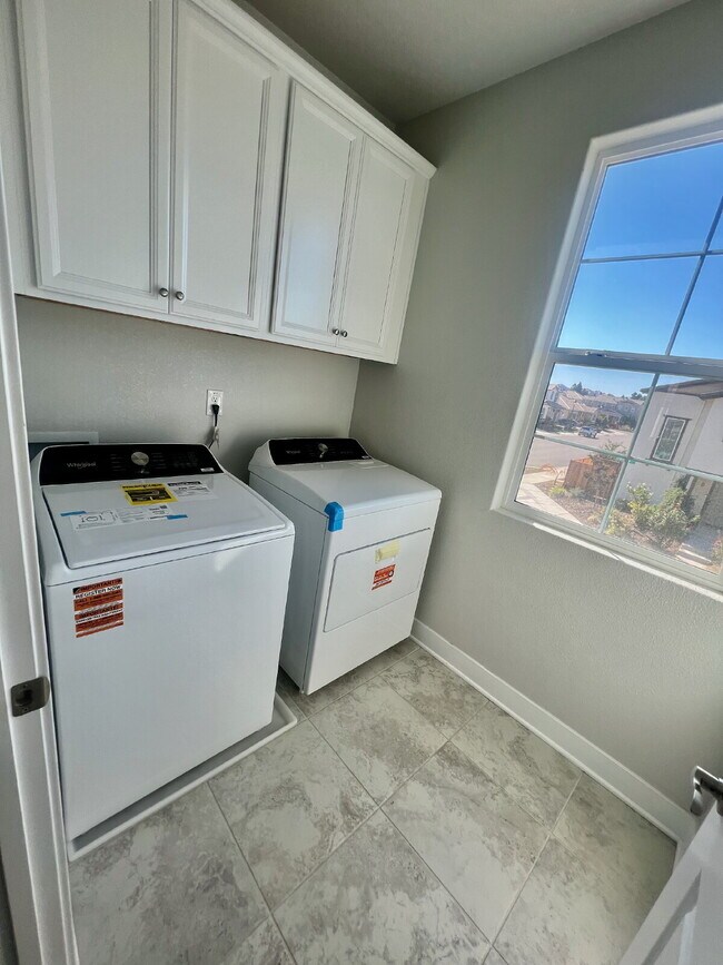 Building Photo - Modern 3-Bed, 3-Bath Vacaville Home Built ...