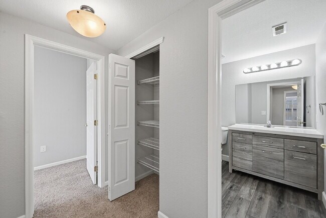 Building Photo - $1,695.95 with $300.00 off the first month's rent, $2 Beds - 2 Bath, Condo in Aurora with in Unit...