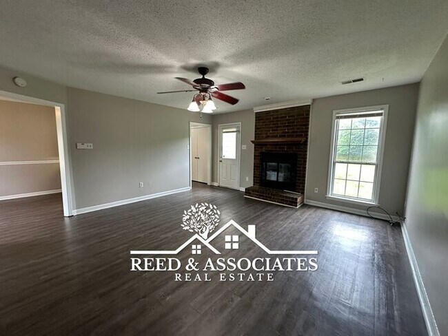 Building Photo - Bartlett Home Located in Quiet Cove!
