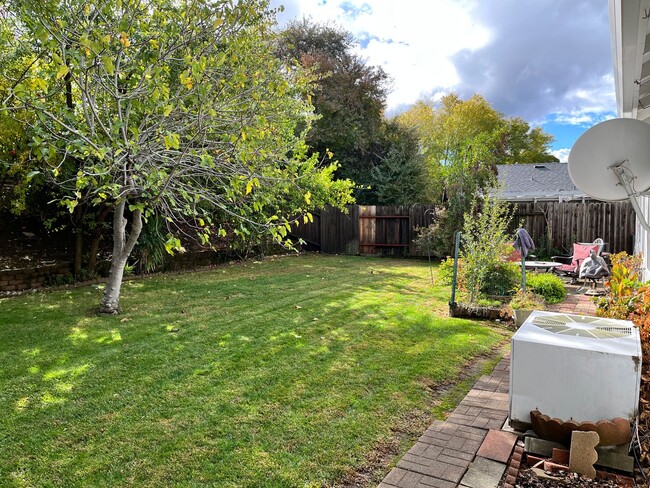 Building Photo - Clean 3 Bedroom , 2 Bathroom 1661 sqft. Br...