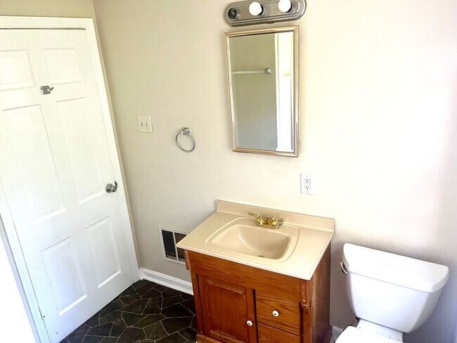 Building Photo - Beautiful 3 Bed 2 Bath w Fire Place/Hardwo...