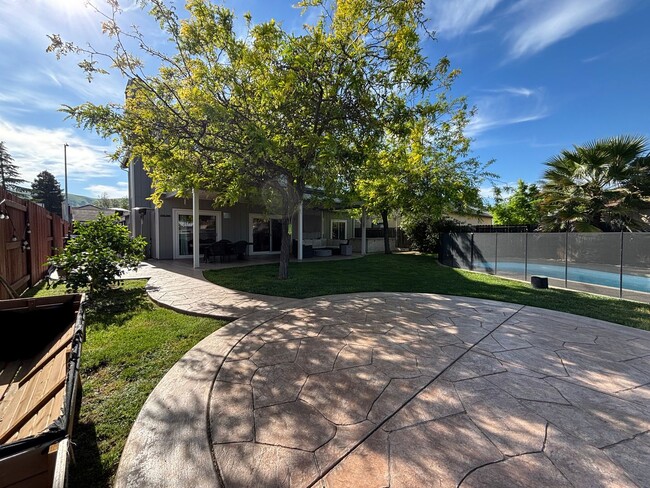 Building Photo - 879 Fall River Trail