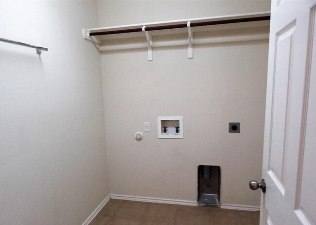 Building Photo - 7810 Squirrel Hollow Dr