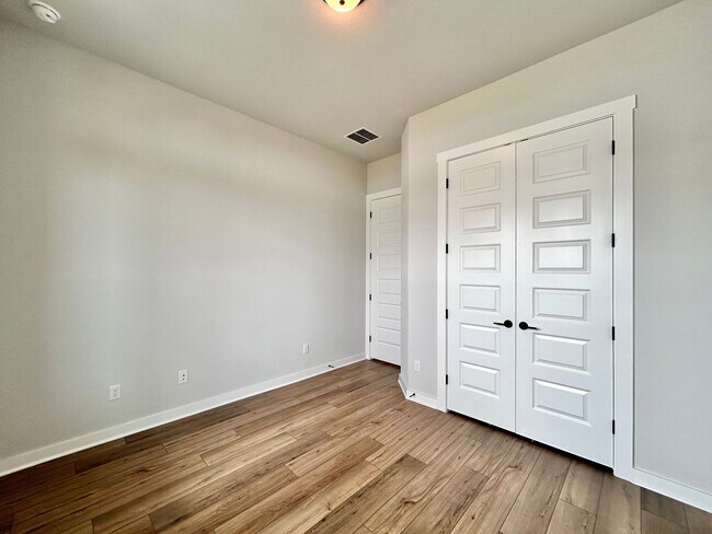Building Photo - Modern 5/BR 4/BA with Stylish Finishes, Sp...
