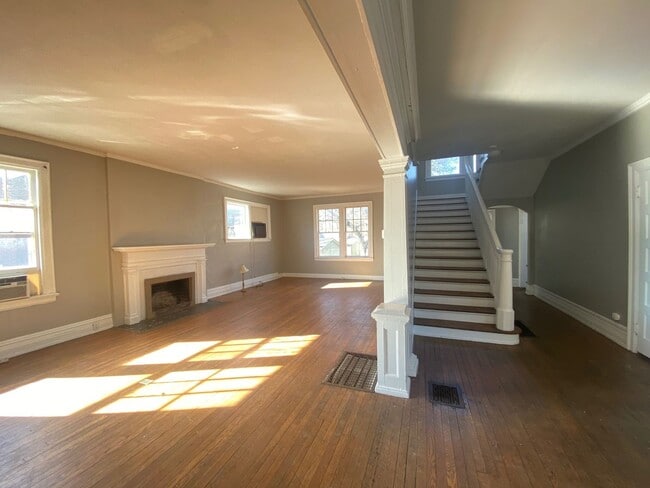 Building Photo - 4 bedroom 2.5 bath house with bonus room