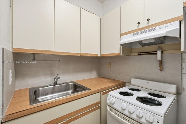 Building Photo - 3409 S Le Jeune Rd