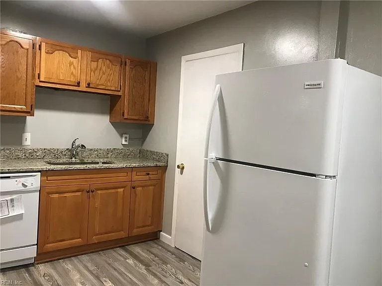 Building Photo - 5775 W Hastings Arch