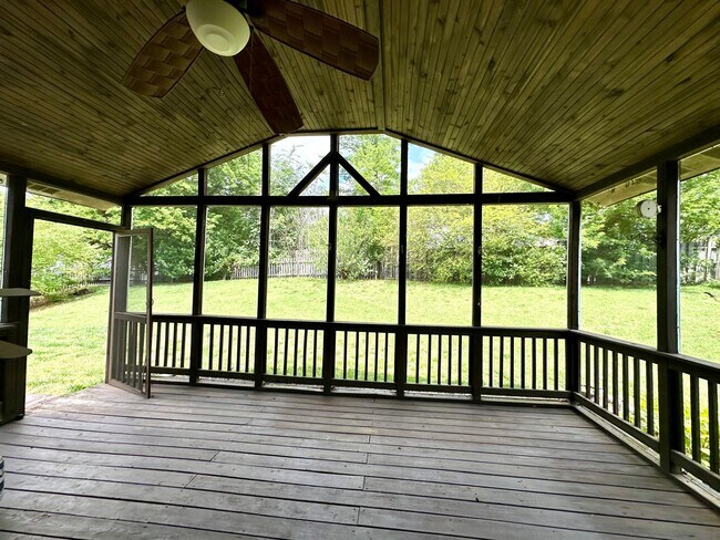 Building Photo - 8425 Hirsch Dr