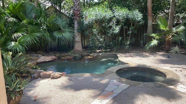 Building Photo - 59 Douvaine Ct