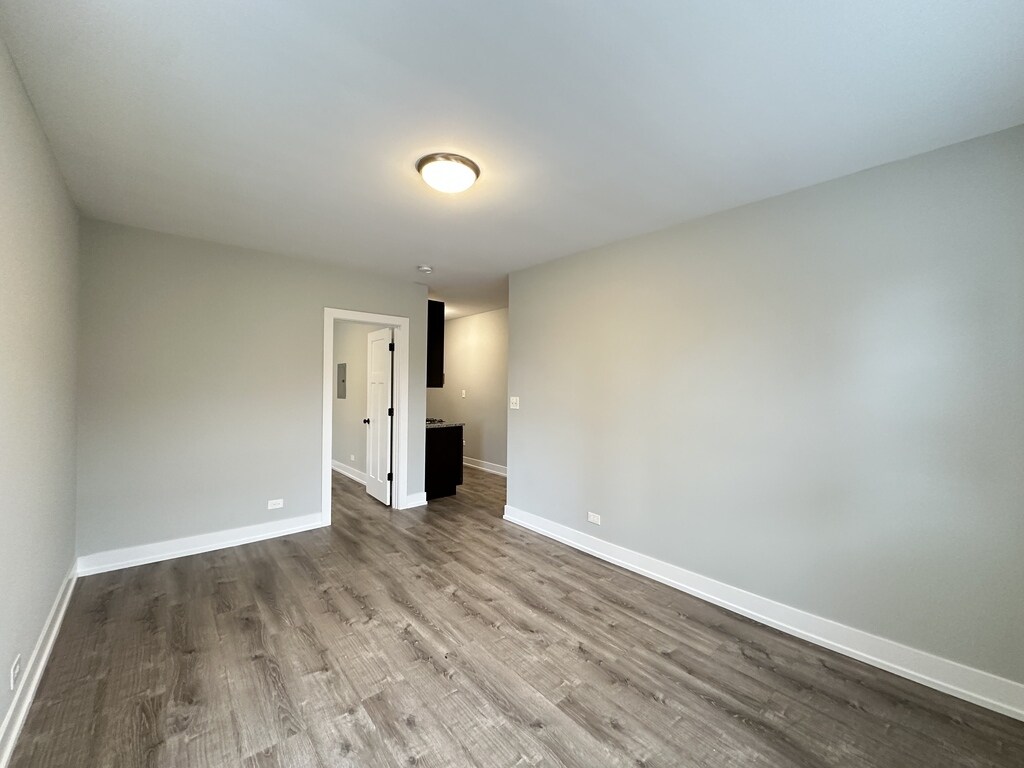 Building Photo - 712 W Brompton Ave