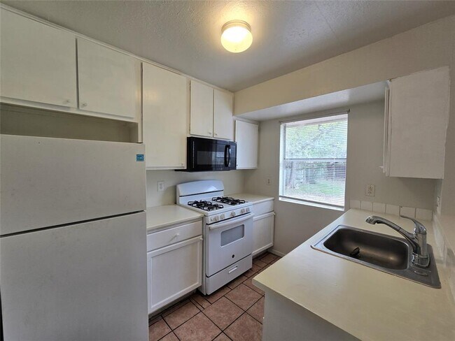 Building Photo - 1109 Village Green Dr