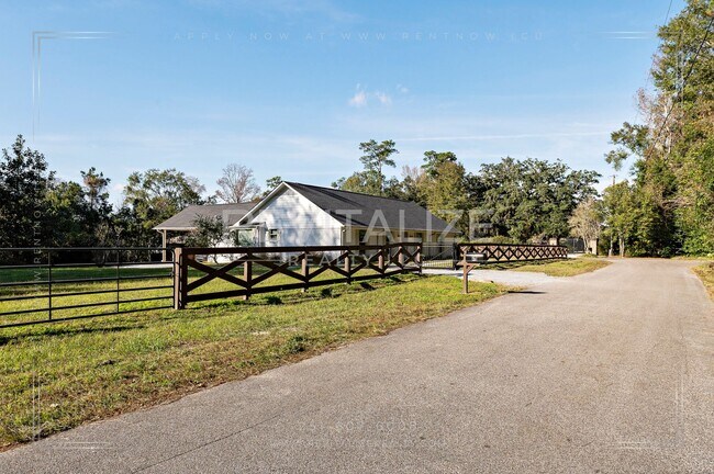 Building Photo - Stunning 3 Bed 2 Bath Brick Home with Huge Yard!