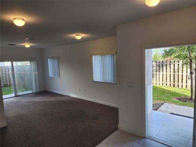 Building Photo - 452 NW 12th Pl