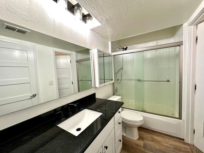 Building Photo - 2Bd/1Ba Kirkland Condo