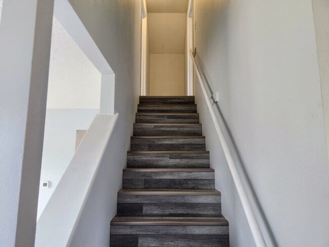 Building Photo - 1627 E Glenwood Dr