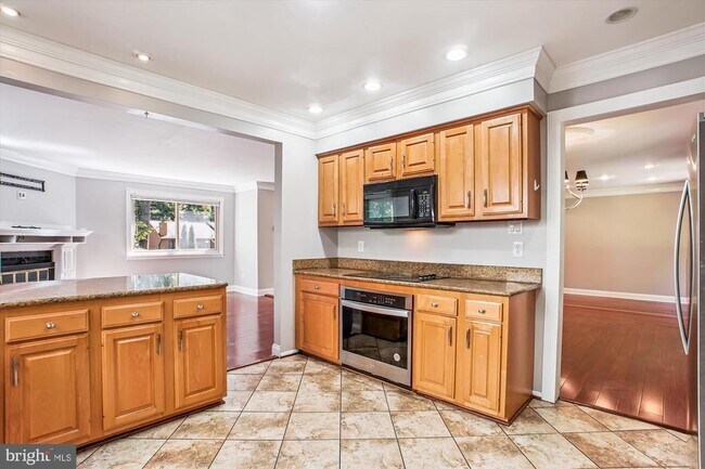 Building Photo - 3809 Hemlock Way