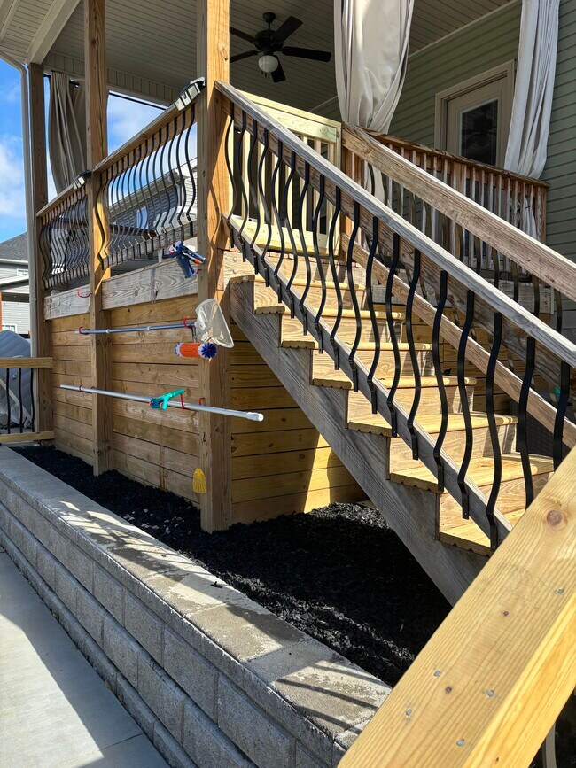 Enclosed storage space - 1086 Spicer Dr