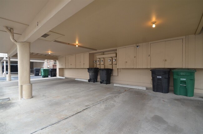 Building Photo - 5524 Beverly Hill St