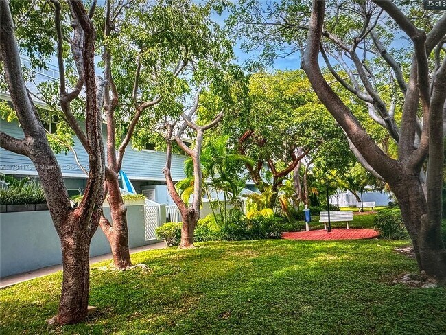 Building Photo - 798 Crandon Blvd