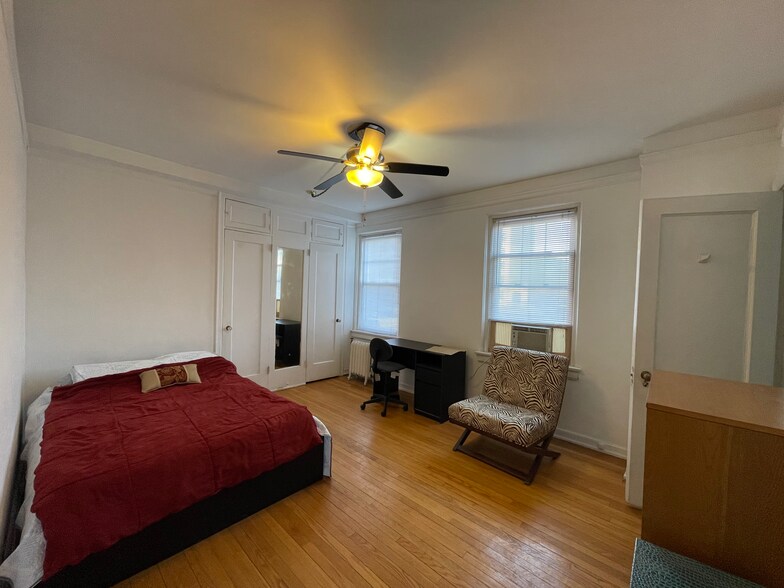 Bedroom 2 - 6334 N Sheridan Rd