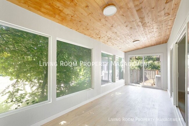 Building Photo - 6601 SW Canyon Dr