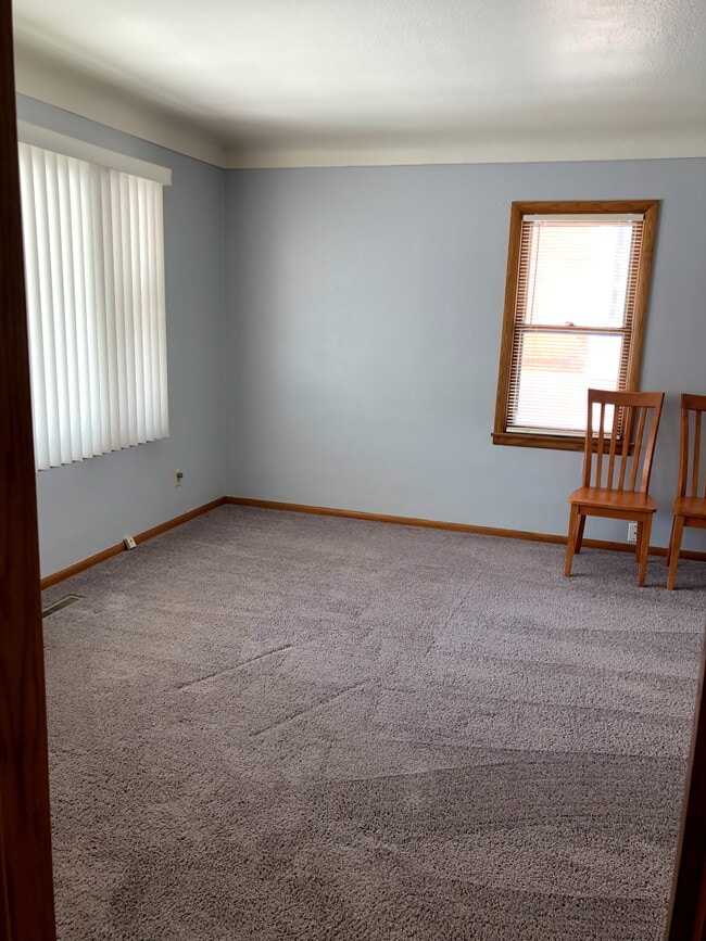 Building Photo - 307 4th St E