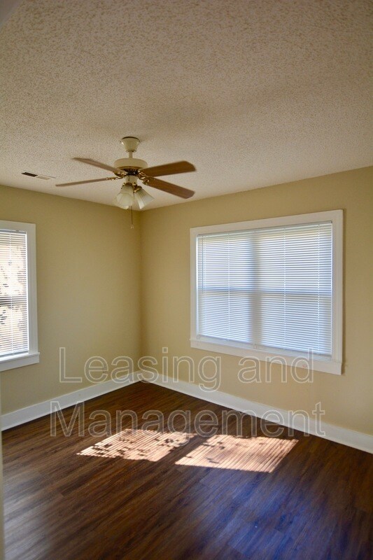 Building Photo - 632 White Oak Dr