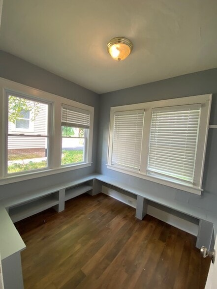 Building Photo - 2411 E Genesee St