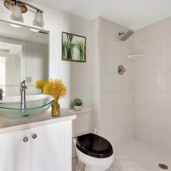 Building Photo - 20100 W Country Club Dr