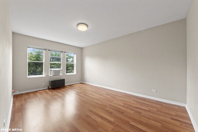 Building Photo - 3606 W Dickens Ave