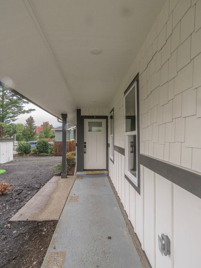 Building Photo - Newberg- 3 bedroom Duplex Available Soon - Schedule tour now !