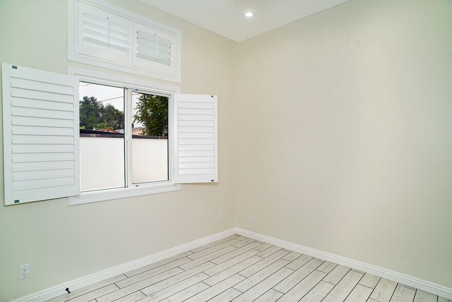 Building Photo - 13310 Glenoaks Blvd