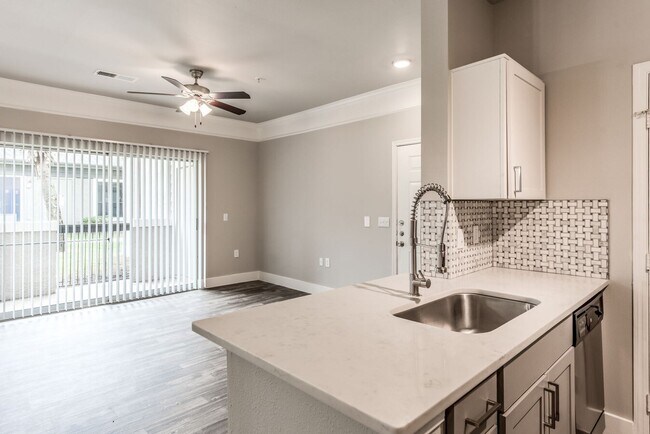 Building Photo - Stylish Living with 1 Month Free Rent!