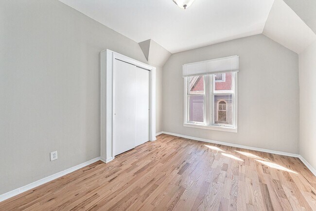 Building Photo - Charming 2 Bed 1.5 Bath in West Wash Park!