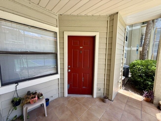Building Photo - Two  bedroom and two bathroom condo with lakeview balcony