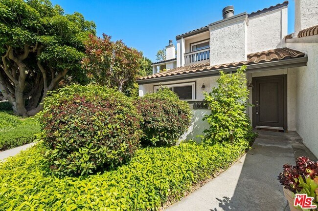 Building Photo - 1646 Palisades Dr