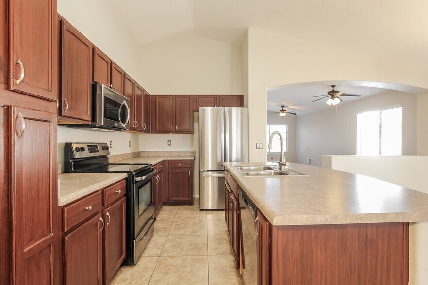 Building Photo - 1105 E Nardini St